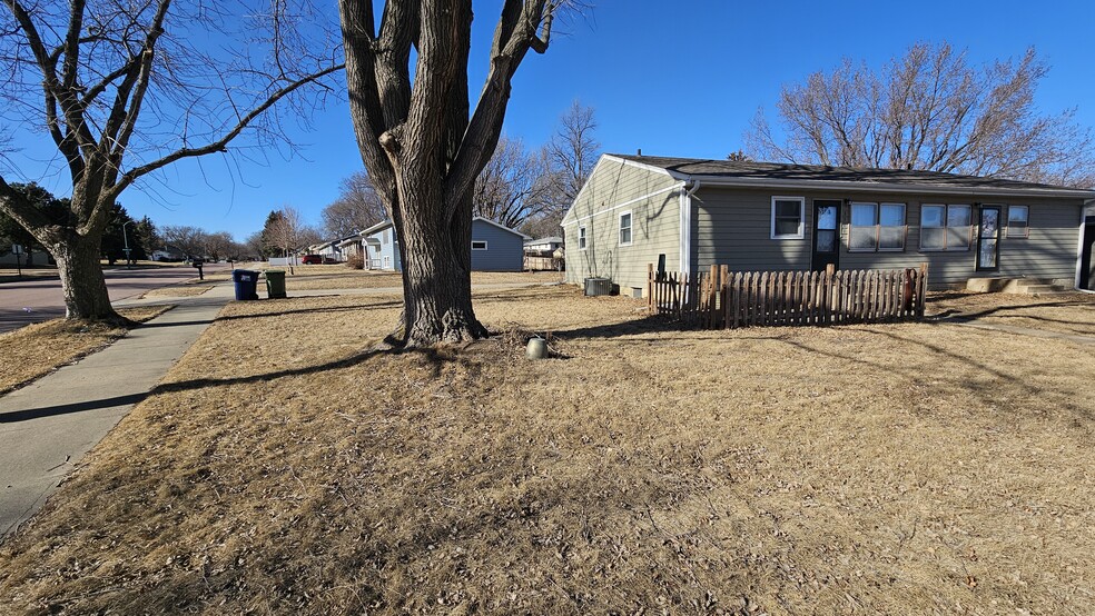 Front Yard, View of East side of unit. - 3111 S Mayfair Dr