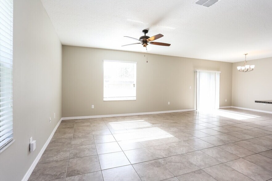 Building Photo - 137 Cascade Bend Dr