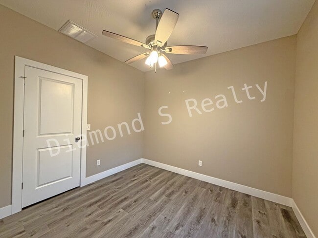 Building Photo - Gorgeous 4 Bedroom Ozark House Coming Earl...