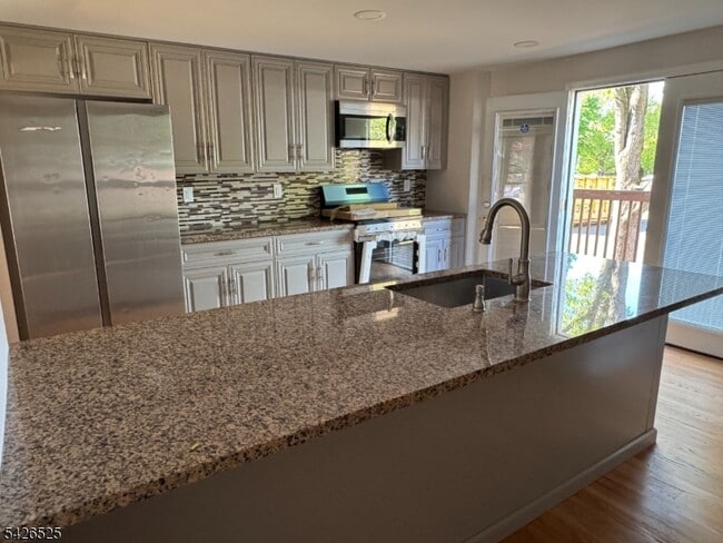 Building Photo - 87 Fairview Ave