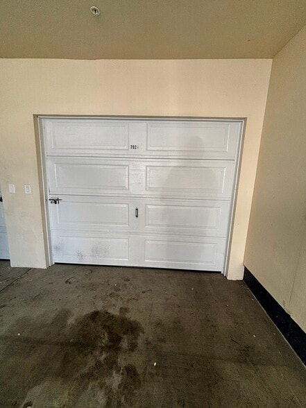 Building Photo - 702 1/2 W 45th St