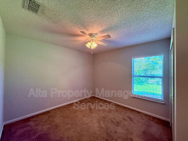 Building Photo - 2462 Coachman Lakes Dr