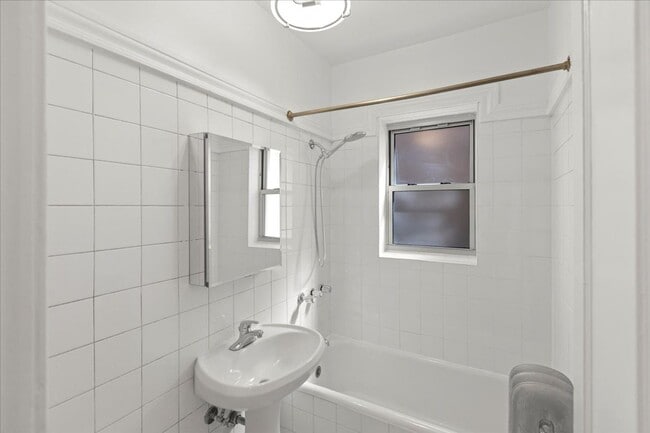 Building Photo - Large One Bedroom in Andersonville