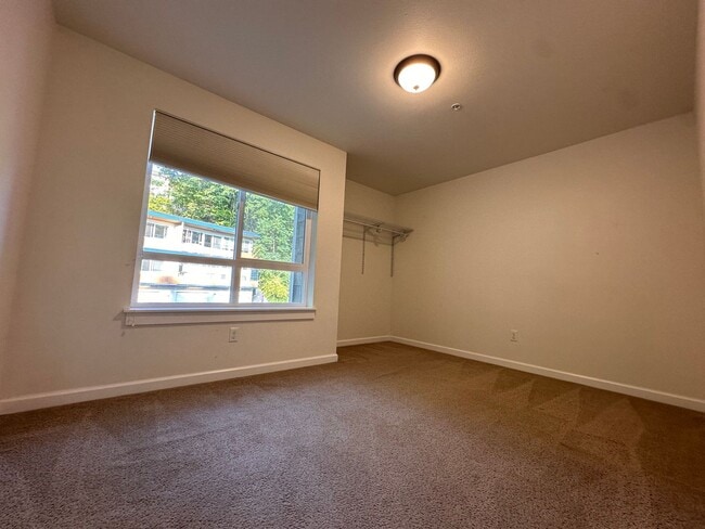 Building Photo - Large UW Townhome available 9/1 for 2025-2...