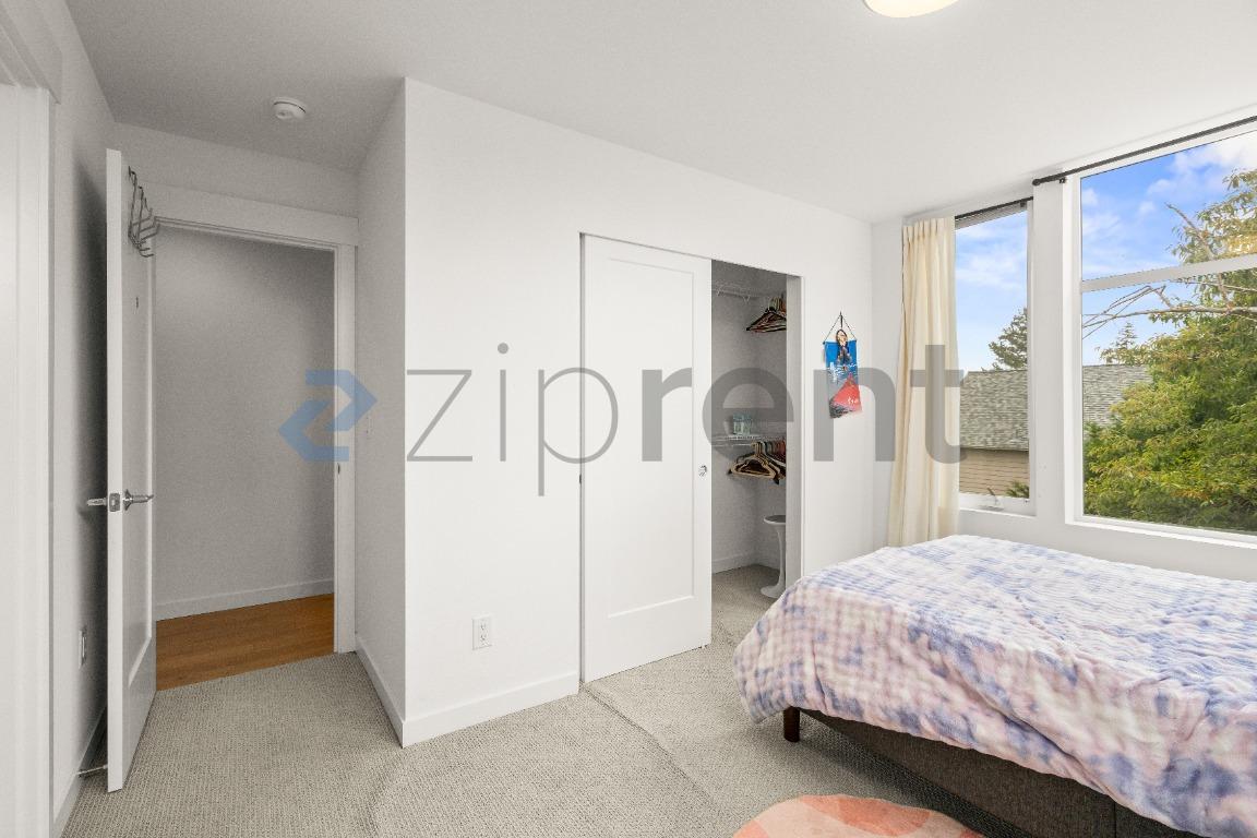 Building Photo - Unit B