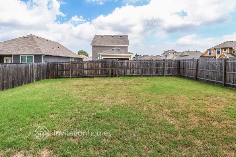 Building Photo - 2300 Bray Village Dr