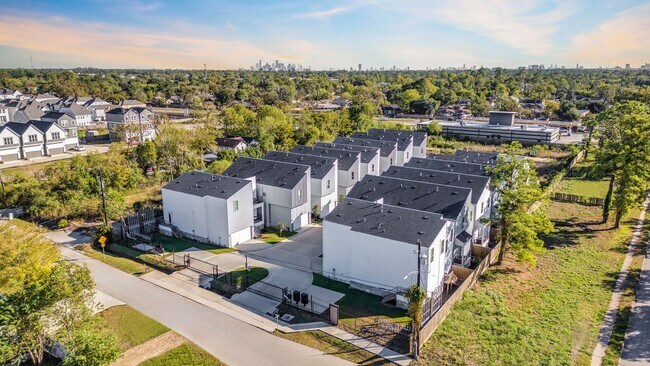 Building Photo - 5610 Savyon Dr