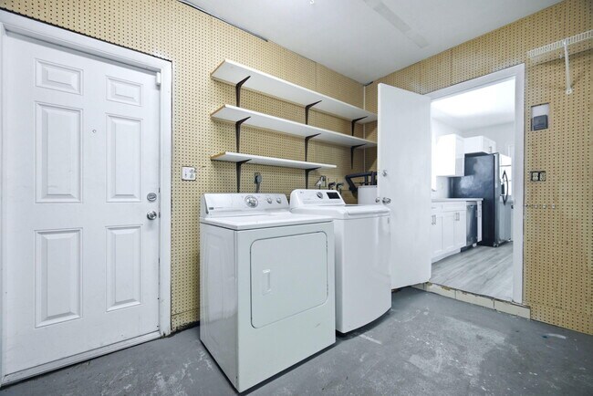 Building Photo - 321 E Chaminade Dr