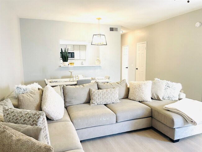 Building Photo - 7284 Regency Square Ct