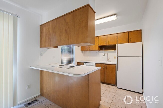 Building Photo - 1815 N Woodside Dr E