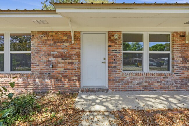 Building Photo - All Brick Home & Large Yard in Niceville!