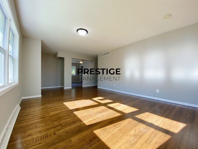 Building Photo - Large 3 Bedroom Home In Gary