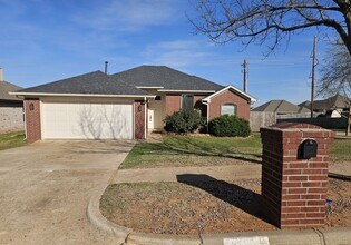 Building Photo - (3) Bed/(2) Bath East Norman Avail NOW!