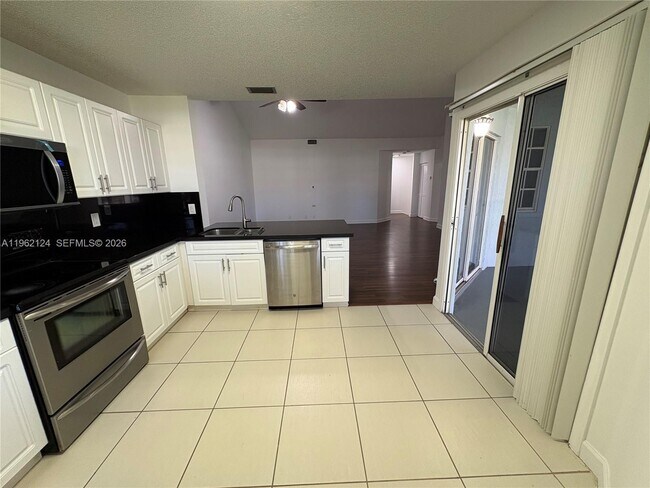 Building Photo - 6579 Via Regina