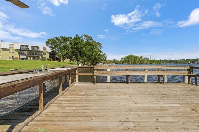 Building Photo - 337 Riverbend Dr