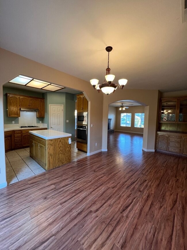 Building Photo - 9914 Paper Moon Way