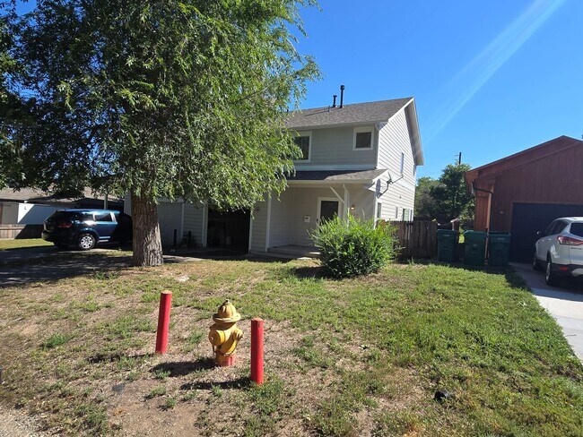 Building Photo - Three-bedroom condo in Denver boasts a lar...
