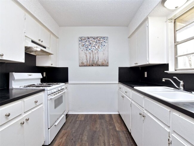 Building Photo - 9701 Hansford Dr