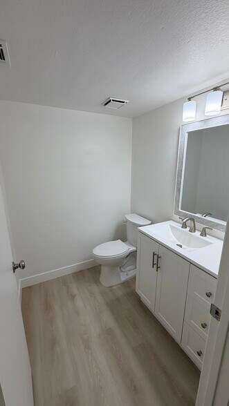 Building Photo - 2600 Brookside Dr