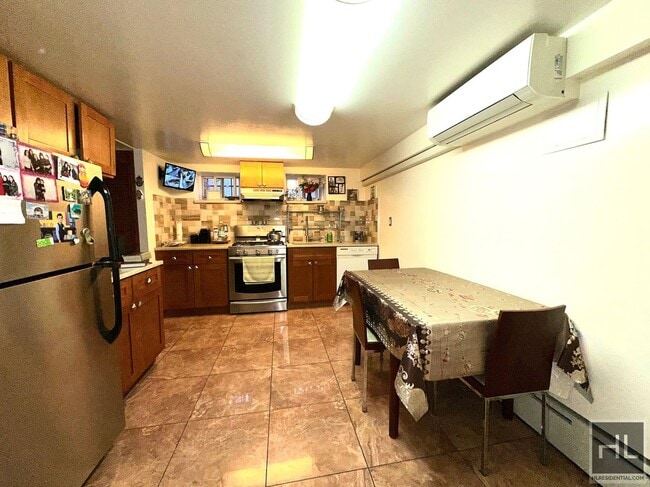 Building Photo - Renovated Walk in One bedroom 63 DRIVE