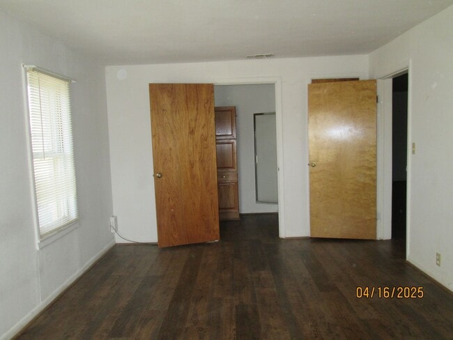 Building Photo - HOUSE -- 3 bedrooms, 2 bathrooms