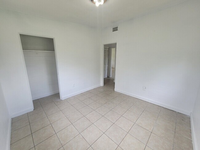 Building Photo - 4505 Lake Lawne Ave
