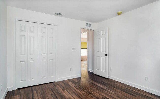Building Photo - Cozy Home