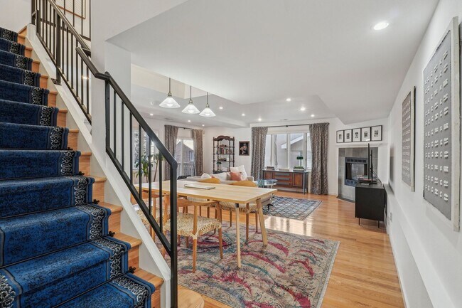 Building Photo - HALF MONTH RENT FREE!!!! GORGEOUS Brick To...