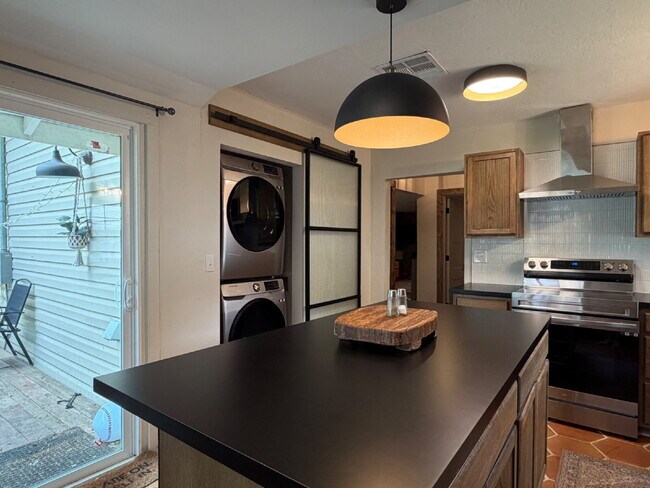 Building Photo - 3 Bedroom 2 Bath House for Lease!!