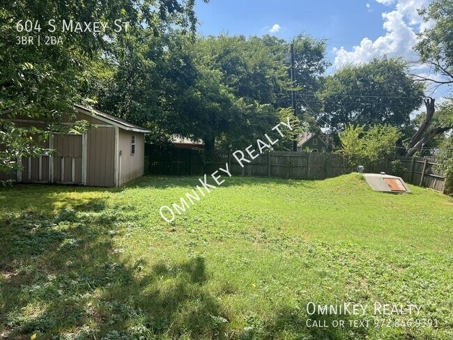 Building Photo - 604 S Maxey St