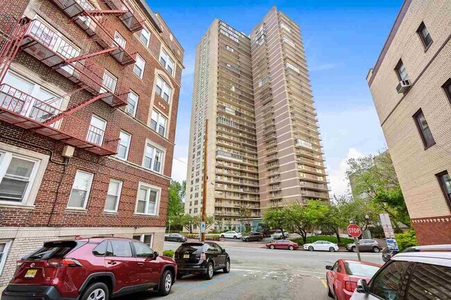 Building Photo - 6040 Boulevard E-3L-3L