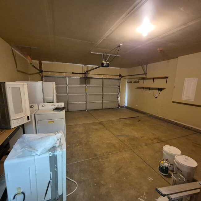 Building Photo - New Flooring throughout; Nice Elk Grove 3 bedroom home! Single story