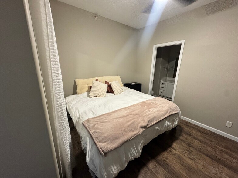 Building Photo - 2423 W Silverton Dr