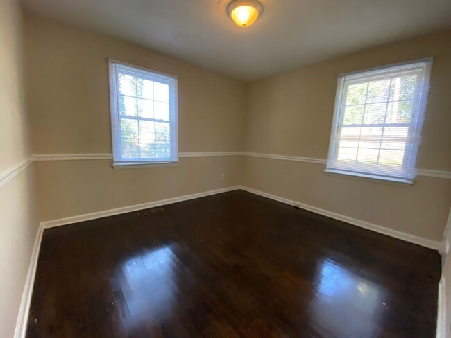 Building Photo - Beautiful 2 bedroom 1bathroom home  not fa...