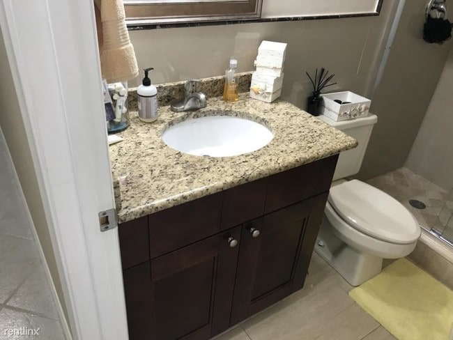 Building Photo - 3 br, 2 bath Townhome - 9087 SW 22nd St Apt A