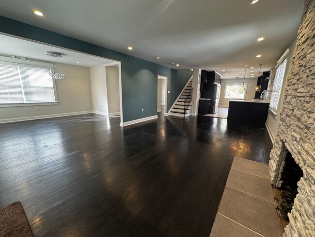 Building Photo - NEWLY RENOVATED EXPANSIVE 5BD 4BA BRIGHTWOOD HOME