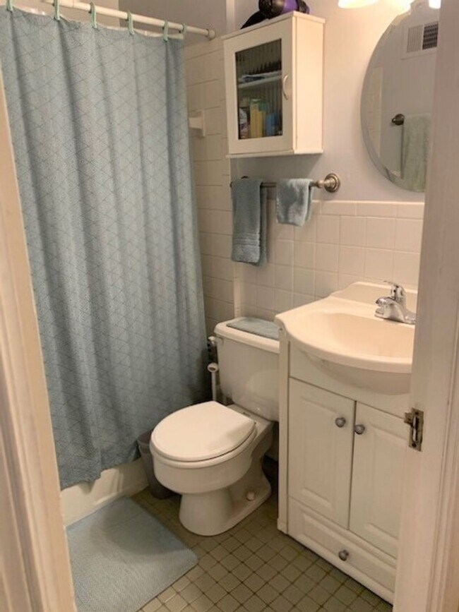 Building Photo - Beautiful 2 Bedroom 1 Bathroom End Unit, B...