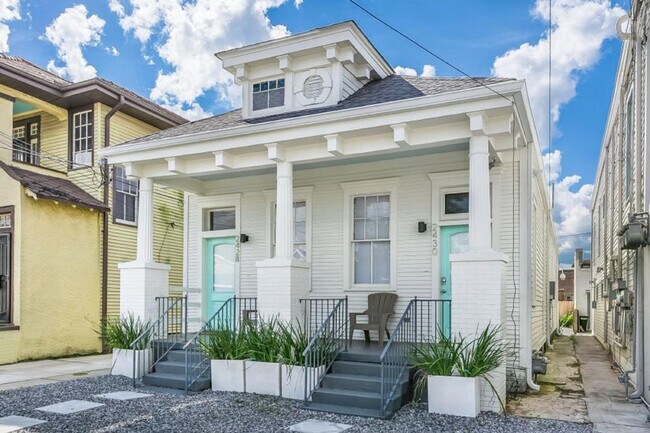 Building Photo - 2434 Valence St