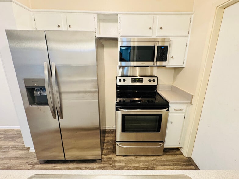 Building Photo - 4254 Desert View Dr