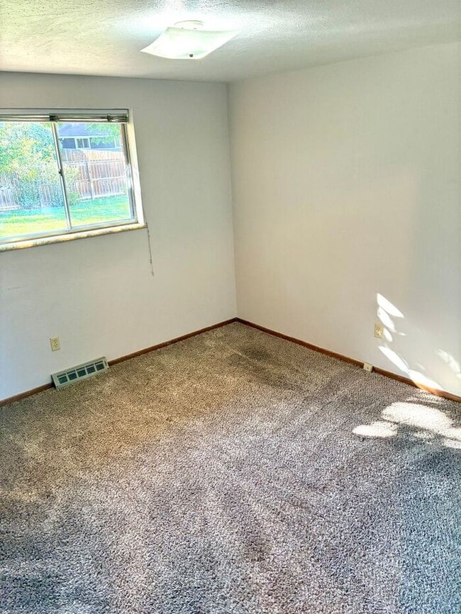 Building Photo - 3 Bedroom, 1 Bath Home with 1 car attached...