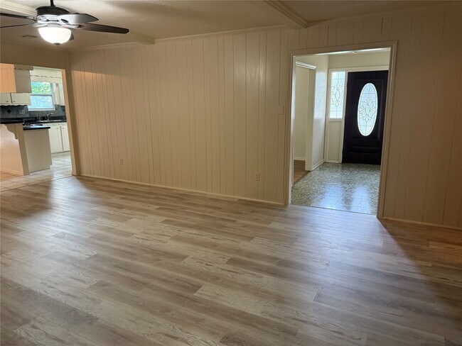 Building Photo - 3232 Parkwood Dr