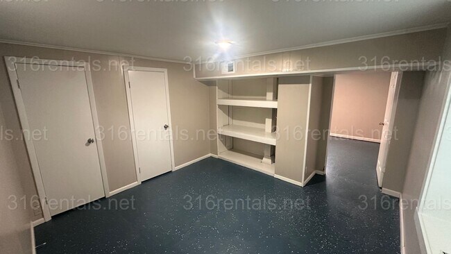 Building Photo - $1250 - 3 bed 1 bath with basement - Singl...