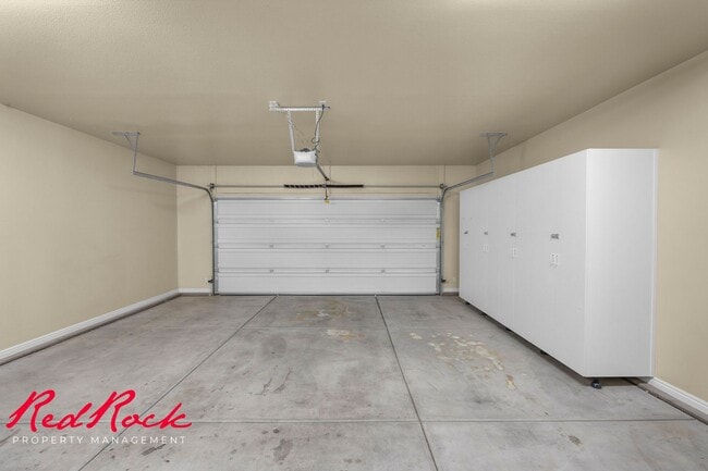 Building Photo - Sun River 2 Bedroom Home with Bonus Den! First Class Amenities!