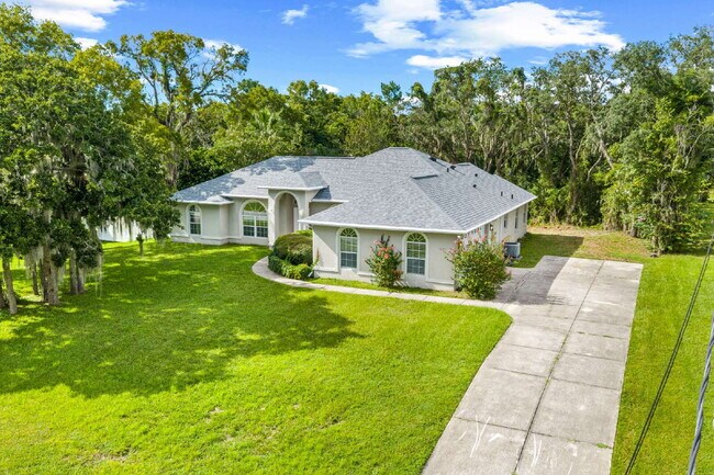 Building Photo - Beautiful 3-Bedroom Home with Private Setting & Open Floor Plan