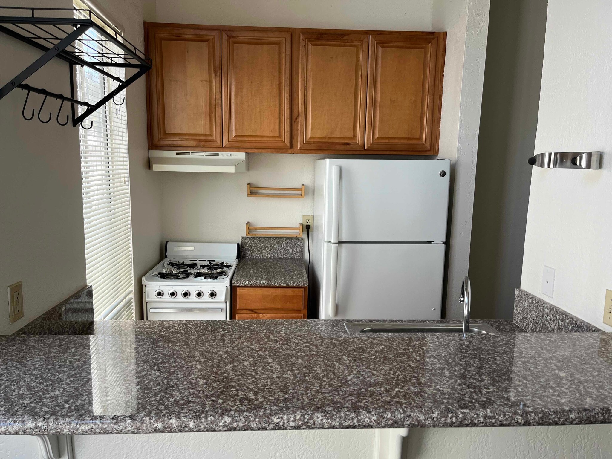 kitchen with granite counter - 616 Veteran Ave