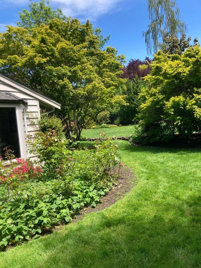 Building Photo - CLICK "REQUEST A TOUR" NOW!