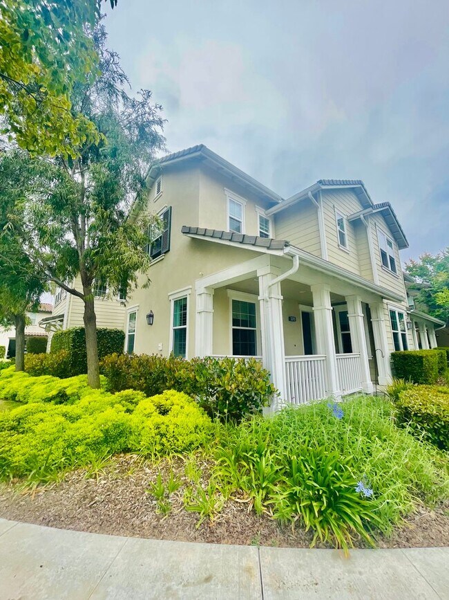 Building Photo - Modern 3 Bed, 3 Bath Living—Style, Comfort...