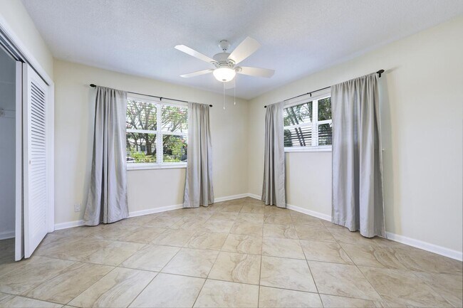 Building Photo - 1452 Crest Dr