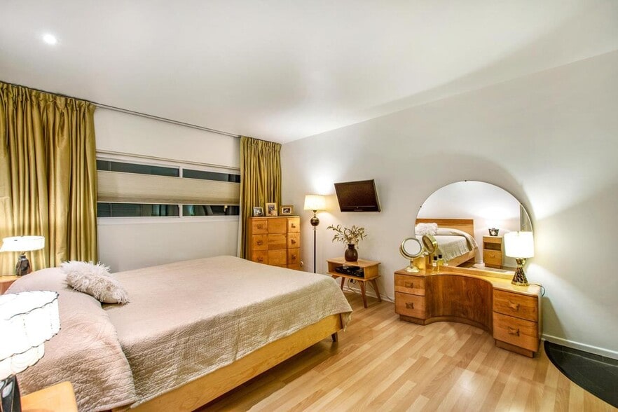 Large Master Bedroom - 8550 Holloway Dr