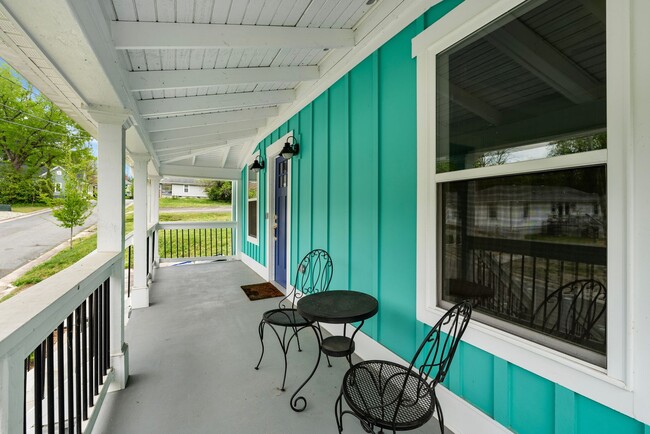 Building Photo - Beautifully Updated 3 Bedroom, 2 Bathroom ...
